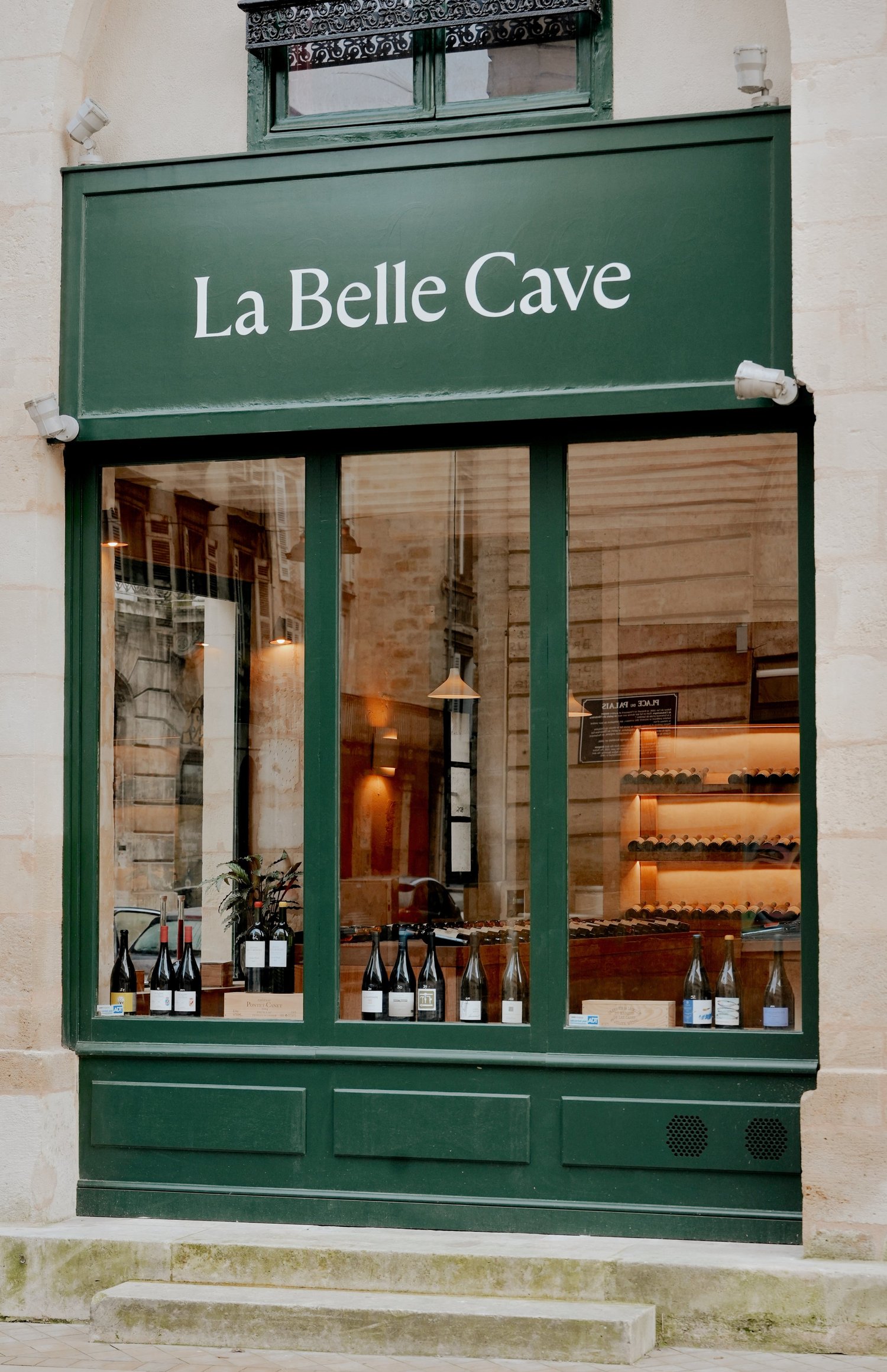 Un verre à La Belle Cave.